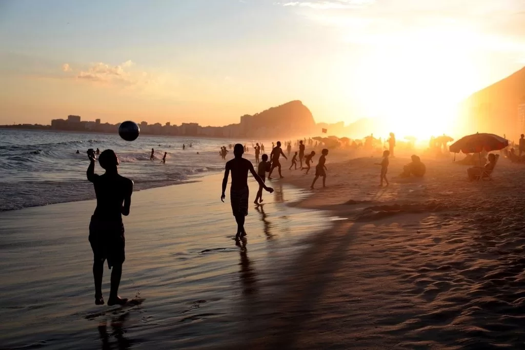 Por que carioca fala chiado?. Ora, poix, exta rexposta é muito…, by CARIOCA  MERMO